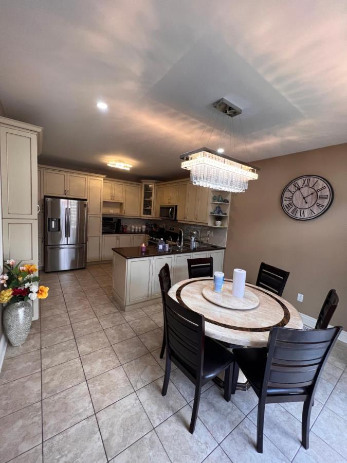 Spacious Detached In Brampton Esterno foto